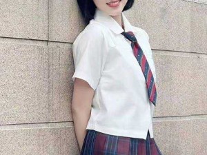 白丝腿张开露出小内内成热议焦点，折射出当代审美焦虑与社会价值观矛盾