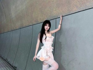 FXX白丝单腿吊缚VK：当代青年为何被这种美学吸引？