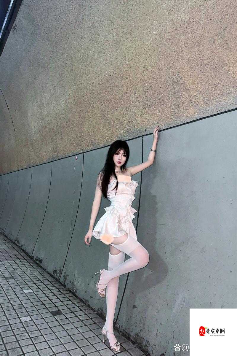 FXX白丝单腿吊缚VK:当代青年为何被这种美学吸引?